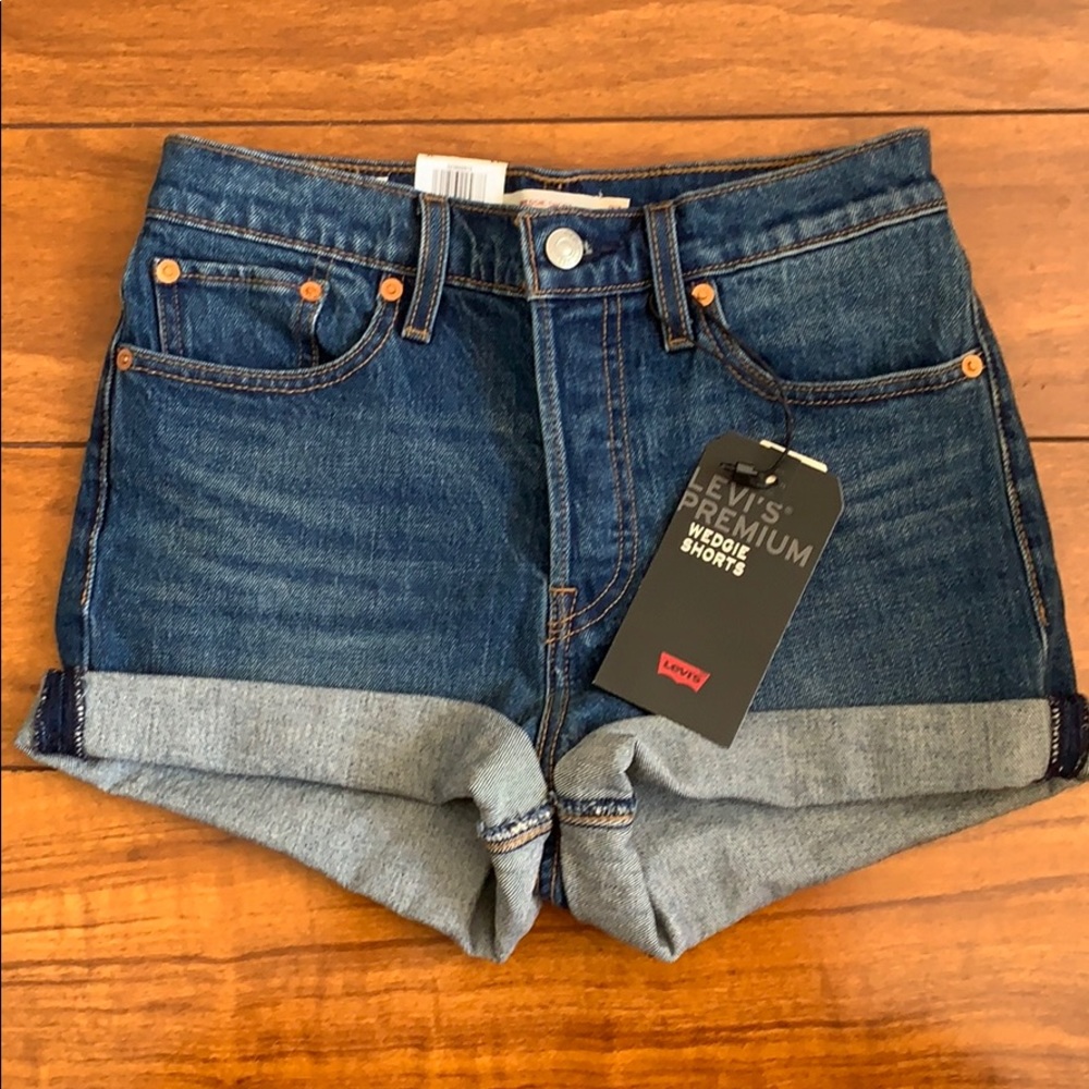 *NWT* Levi’s Wedgie Shorts